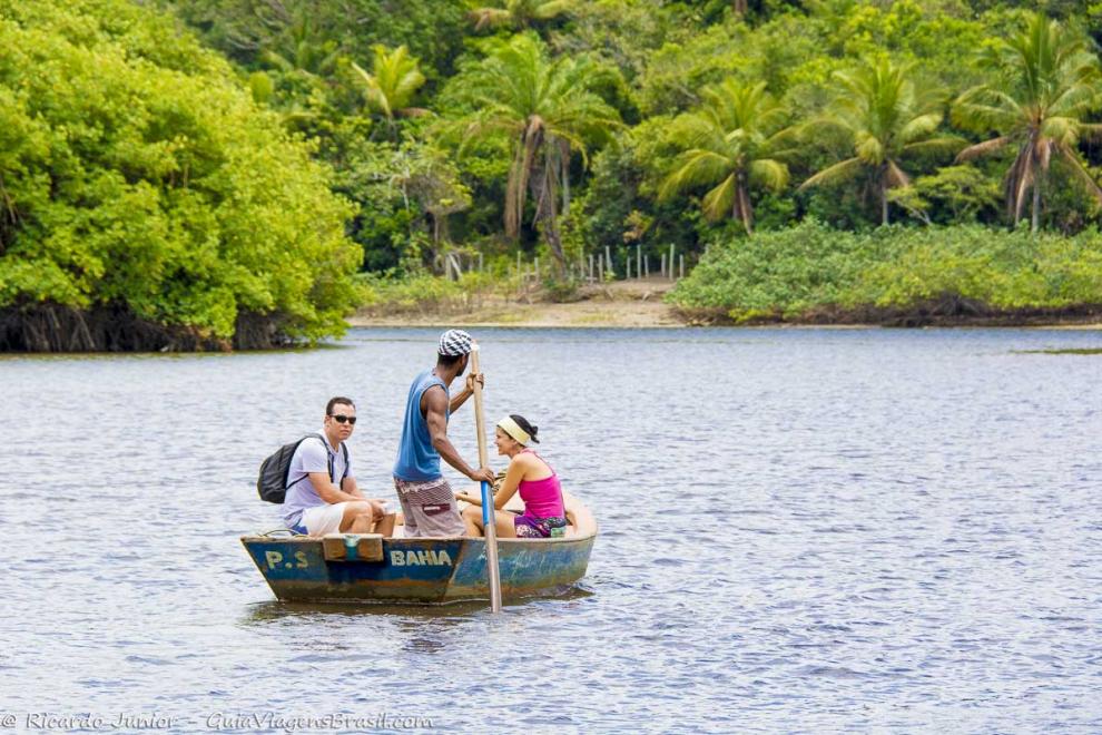 Imagem de turistas navegando pelas águas do rio Caraiva,